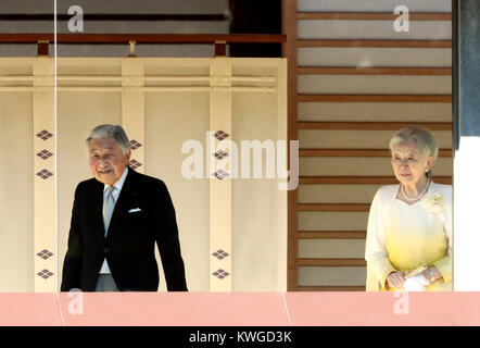 January 2, 2018, Tokyo, Japan - Japanese Emperor Akihito (L) and Empress Michiko (R) appear before wellwishers gathered for  New Year's greetings at the Imperial Palace in Tokyo on Tuesday, January 2, 2018. Some 126,000 people visited the Imperial Palace on the day to congratulate the Imperial family for the New Year. (Photo by Yoshio Tsunoda/AFLO) LWX -ytd- Stock Photo