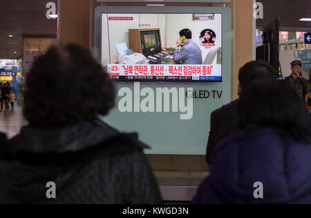 Seoul, South Korea. 3rd Jan, 2018. People watch news about the reopening of Panmunjom communication channel at a train station in Seoul, South Korea, Jan. 3, 2018. South Korea's presidential palace Blue House welcomed the reopening of communication channel with the Democratic People's Republic of Korea (DPRK) Wednesday. Credit: Lee Sang-ho/Xinhua/Alamy Live News Stock Photo