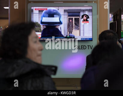 Seoul, South Korea. 3rd Jan, 2018. People watch news about the improved relationship between South Korea and the Democratic People's Republic of Korea (DPRK) at a train station in Seoul, South Korea, Jan. 3, 2018. South Korea's presidential palace Blue House welcomed the reopening of Panmunjom communication channel with the DPRK Wednesday. Credit: Lee Sang-ho/Xinhua/Alamy Live News Stock Photo