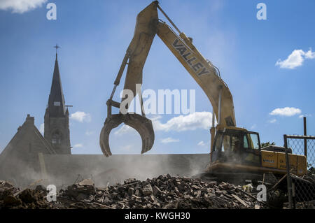 Davenport, Iowa, USA. 8th Aug, 2017. Equipment operator Brian Pomiller of Valley Construction works to separate different types of debris while demolishing Sacred Heart school in Davenport on Tuesday, August 8, 2017. The 100-year-old school at Sacred Heart Cathedral is being demolished as a new diocesan center addition to the cathedral is in progress. The school's location will be used as a parking lot. Credit: Andy Abeyta, Quad-City Times/Quad-City Times/ZUMA Wire/Alamy Live News Stock Photo