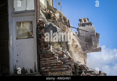 Davenport, Iowa, USA. 8th Aug, 2017. Sacred Heart school is seen in the middle of demolition by Valley Construction in Davenport on Tuesday, August 8, 2017. The 100-year-old school at Sacred Heart Cathedral is being demolished as a new diocesan center addition to the cathedral is in progress. The school's location will be used as a parking lot. Credit: Andy Abeyta, Quad-City Times/Quad-City Times/ZUMA Wire/Alamy Live News Stock Photo