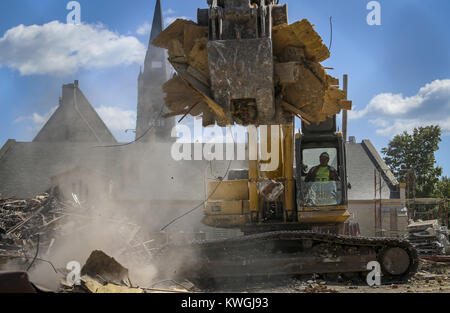 Davenport, Iowa, USA. 8th Aug, 2017. Equipment operator Brian Pomiller of Valley Construction is seen working on the demolition of Sacred Heart school in Davenport on Tuesday, August 8, 2017. The 100-year-old school at Sacred Heart Cathedral is being demolished as a new diocesan center addition to the cathedral is in progress. The school's location will be used as a parking lot. Credit: Andy Abeyta, Quad-City Times/Quad-City Times/ZUMA Wire/Alamy Live News Stock Photo