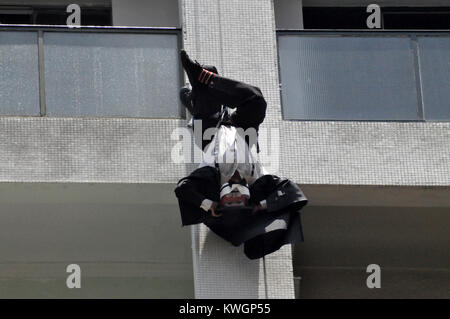 December 10, 2010 - SÃ¢O Paulo, SÃ£o Paulo, Brazil - SAO PAULO SP, SP 04/01/2018 CLOWNS CLIMB THE FARM: Clowns climb buildings in Sao Paulo. Credit: Cris Faga/ZUMA Wire/Alamy Live News Stock Photo