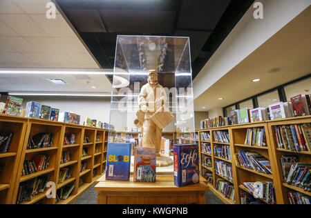 Davenport, Iowa, USA. 14th Sep, 2016. An art display is seen amongst bookshelves in the newly renovated library at Bridgeview Elementary School in Le Claire on Wednesday, September 14, 2016. Bridgeview Elementary in the Pleasant Valley Community School District held an open house after undergoing significant renovation and expansion. Credit: Andy Abeyta/Quad-City Times/ZUMA Wire/Alamy Live News Stock Photo