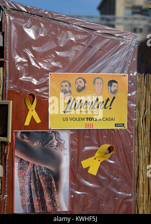 BARCELONA - 11 DECEMBER 2017: The side of a stall at one of the city's Christmas markets carries yellow ribbons and a poster in support of Catalonia's Stock Photo