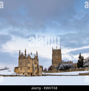 East Banqueting House and Saint James Church in the snow in December. Chipping Campden, Cotswolds, Gloucestershire, England Stock Photo