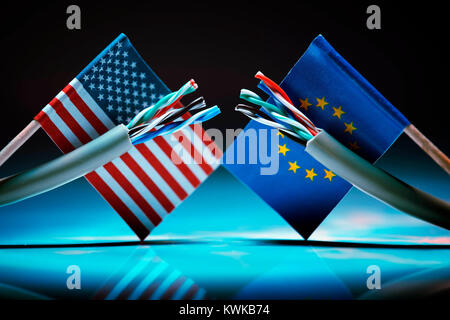 Cut Internet cable with flags of the USA and the EU, data protection agreement safe Harbor invalid, Durchgeschnittenes Internetkabel mit Fahnen der US Stock Photo