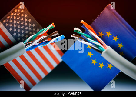 Cut Internet cable with flags of the USA and the EU, data protection agreement safe Harbor invalid, Durchgeschnittenes Internetkabel mit Fahnen der US Stock Photo