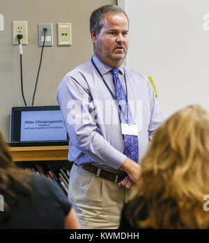 Davenport, Iowa, USA. 14th Sep, 2016. President of the Le Claire Chamber of Commerce Mike Clingingsmith speaks at Bridgeview Elementary School in Le Claire on Wednesday, September 14, 2016. Bridgeview Elementary in the Pleasant Valley Community School District held an open house after undergoing significant renovation and expansion. Credit: Andy Abeyta/Quad-City Times/ZUMA Wire/Alamy Live News Stock Photo