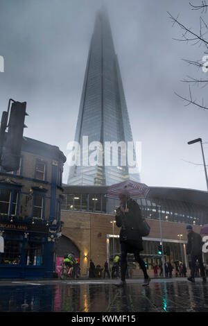 London, UK. 4th Jan, 2018. It was a soggy start for commuters in the capital after heavy rain during rush hour into work. (c) Credit: Paul Swinney/Alamy Live News Stock Photo