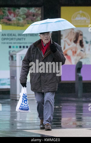 Southport, Merseyside. 4th jan, 2018. UK Weather: Heavy rain pours down on hardy shoppers venturing into Southport town centre looking for bargains in the traditional January sales.  Early morning rain will slowly clear from Cheshire, Merseyside and Manchester, but behind the rain, another swathe of very strong afternoon winds will follow.  Credit: Cernan Elias/Alamy Live News Stock Photo