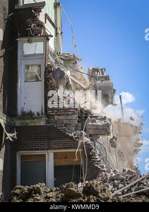 Davenport, Iowa, USA. 8th Aug, 2017. Sacred Heart school is seen in the middle of demolition by Valley Construction in Davenport on Tuesday, August 8, 2017. The 100-year-old school at Sacred Heart Cathedral is being demolished as a new diocesan center addition to the cathedral is in progress. The school's location will be used as a parking lot. Credit: Andy Abeyta, Quad-City Times/Quad-City Times/ZUMA Wire/Alamy Live News Stock Photo