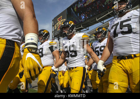 Ames, Iowa, USA. 9th Sep, 2017. Iowa Hawkeyes wide receiver Matt VandeBerg (89) walks onto the field with teammates before their game at Jack Trice Stadium in Ames on Saturday, September 9, 2017. Credit: Andy Abeyta, Quad-City Times/Quad-City Times/ZUMA Wire/Alamy Live News Stock Photo