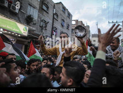 JaBalya refugee camp, Northern Gaza, 04 January 2018. Protesters shout slogans as they march during a protest against the economic and political siege, electricity crisis and to demand better living conditions in Jabalya refugee camp, Northern Gaza, 04 January 2018. Credit: dpa picture alliance/Alamy Live News Stock Photo