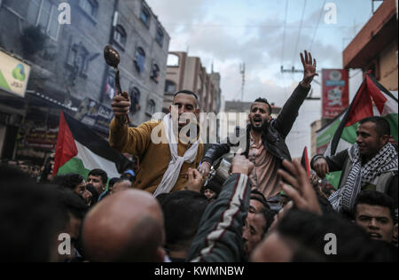 JaBalya refugee camp, Northern Gaza, 04 January 2018. Protesters shout slogans as they march during a protest against the economic and political siege, electricity crisis and to demand better living conditions in Jabalya refugee camp, Northern Gaza, 04 January 2018. Credit: dpa picture alliance/Alamy Live News Stock Photo