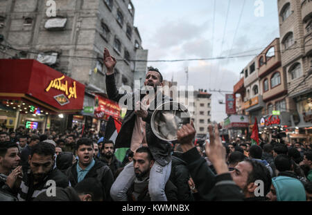 JaBalya refugee camp, Northern Gaza, 04 January 2018. Protesters shout slogans as they march during a protest against the economic and political siege, electricity crisis and to demand better living conditions in Jabalya refugee camp, Northern Gaza, 04 January 2018. Credit: dpa picture alliance/Alamy Live News Stock Photo