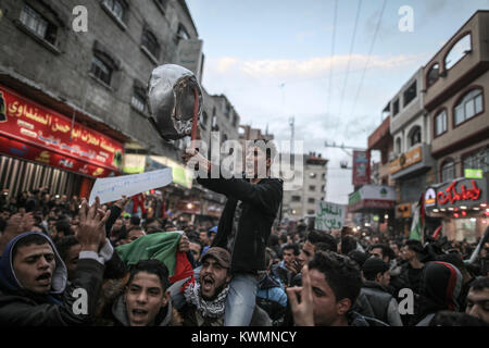 JaBalya refugee camp, Northern Gaza, 04 January 2018. Protesters shout slogans as they march during a protest against the economic and political siege, electricity crisis and to demand better living conditions in JaBalya refugee camp, Northern Gaza, 04 January 2018. Credit: dpa picture alliance/Alamy Live News Stock Photo