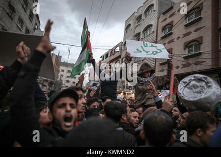 JaBalya refugee camp, Northern Gaza, 04 January 2018. Protesters shout slogans as they march during a protest against the economic and political siege, electricity crisis and to demand better living conditions in Jabalya refugee camp, Northern Gaza, 04 January 2018. Credit: dpa picture alliance/Alamy Live News Stock Photo