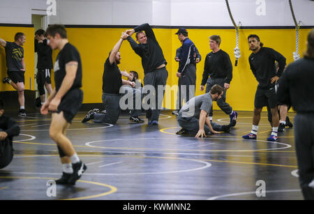 Iowa City, Iowa, USA. 8th Nov, 2017. Iowa Hawkeyes wrestlers warm up together for practice at the Dan Gable Wrestling Complex in Iowa City on Wednesday, November 8, 2017. Credit: Andy Abeyta/Quad-City Times/ZUMA Wire/Alamy Live News Stock Photo