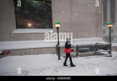 New York, USA. 04th Jan, 2018. Tourists and workers trudge through the snow in Lower Manhattan in front of the New York Stock Exchange during the first nasty winter storm of the new year on Thursday, January 4, 2018. Mother Nature is predicted to dump 5 to 8 inches of snow in the city and to make matters worse, is adding gusty winds into the mix. The snow will be followed by single digit temperatures guaranteeing that the mounds of the white stuff will never melt. ( © Richard B. Levine) Credit: Richard Levine/Alamy Live News Stock Photo