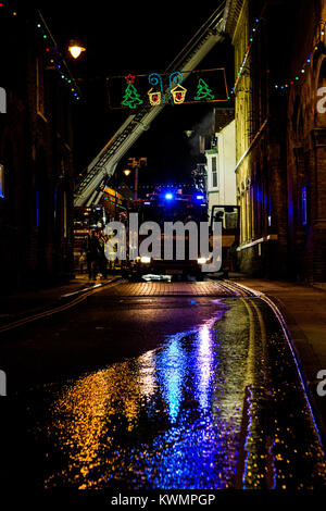 Rochford, Essex, UK 4th January 2018: Essex County Fire and Rescue Service attended a Fire at the former Kings Head Public House, Rochford this evening. Pumps from Rochford, Hawkwell, Leigh & Southend attended. About 18:30 it was reported that the whole of the first floor had been lost! An aerial host from Southend was deployed as the fire spread into the roof of the building. The Square and Back Lane in Rochford were closed whilst Firefighters dealt with the incident. Credit: Graham Eva/Alamy Live News Stock Photo