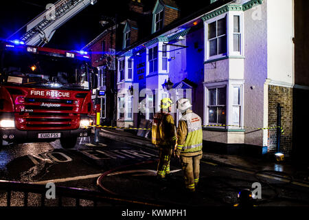 Rochford, Essex, UK 4th January 2018: Essex County Fire and Rescue Service attended a Fire at the former Kings Head Public House, Rochford this evening. Pumps from Rochford, Hawkwell, Leigh & Southend attended. About 18:30 it was reported that the whole of the first floor had been lost! An aerial host from Southend was deployed as the fire spread into the roof of the building. The Square and Back Lane in Rochford were closed whilst Firefighters dealt with the incident. Credit: Graham Eva/Alamy Live News Stock Photo