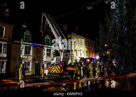 Rochford, Essex, UK 4th January 2018: Essex County Fire and Rescue Service attended a Fire at the former Kings Head Public House, Rochford this evening. Pumps from Rochford, Hawkwell, Leigh & Southend attended. About 18:30 it was reported that the whole of the first floor had been lost! An aerial host from Southend was deployed as the fire spread into the roof of the building. The Square and Back Lane in Rochford were closed whilst Firefighters dealt with the incident. Credit: Graham Eva/Alamy Live News Stock Photo
