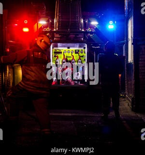 Rochford, Essex, UK 4th January 2018: Essex County Fire and Rescue Service attended a Fire at the former Kings Head Public House, Rochford this evening. Pumps from Rochford, Hawkwell, Leigh & Southend attended. About 18:30 it was reported that the whole of the first floor had been lost! An aerial host from Southend was deployed as the fire spread into the roof of the building. The Square and Back Lane in Rochford were closed whilst Firefighters dealt with the incident. Credit: Graham Eva/Alamy Live News Stock Photo