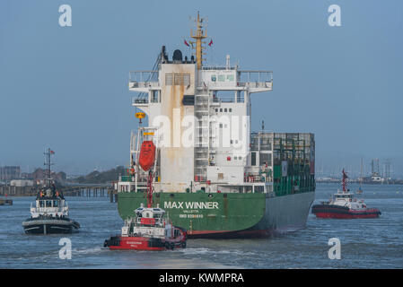 Portsmouth, UK. 4th January 2018. SMS Towage now provide commercial towing services at Portsmouth International Port, Portsmouth, UK.Tugs Guardsman and Irishman are on call to assist merchant vessels in and out of port. Credit: Neil Watkin / Alamy Live News Stock Photo