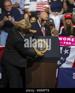 Cedar Rapids, Iowa, USA. 21st June, 2017. Secret Service agents affix the Presidential Seal to the podium before President Donald Trump takes the stage at the U.S. Cellular Center in Cedar Rapids on Wednesday, June 21, 2017. Credit: Andy Abeyta, Quad-City Times/Quad-City Times/ZUMA Wire/Alamy Live News Stock Photo