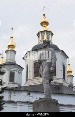 Veliky Ustyug, Vologda region, Russia - August 12, 2016: Monument to Semyon Ivanovich Dezhnev against the background of the domes of the Cathedral of  Stock Photo