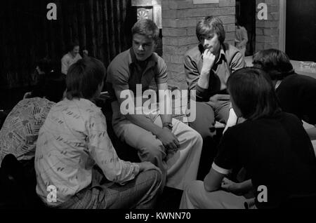 Teenagers boys 1970s Uk chatting together at Timebridge Youth Club, Chells, Stevenage Hertfordshire. 1975 70s Uk HOMER SYKES Stock Photo