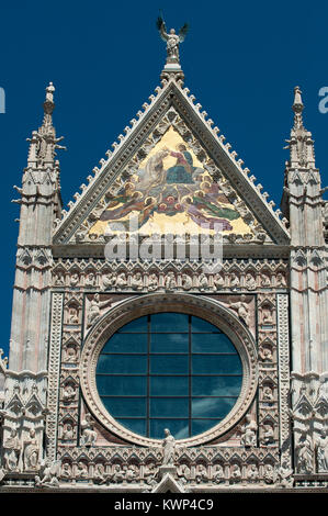 Italian Gothic facade by Giovanni Pisano from XIII century of Romanesque and Italian Gothic Cattedrale Metropolitana di Santa Maria Assunta (Siena Cat Stock Photo