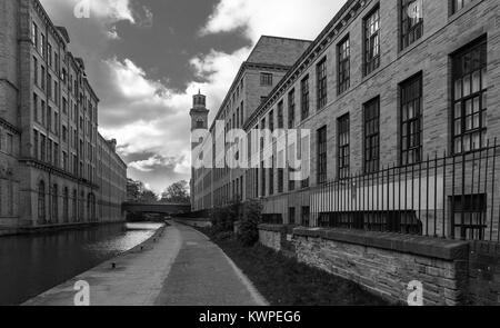 Monochrome. Salts Mill in Saltaire, a world heritage site in West Yorkshire. The Leeds Liverpool canal runs inbetween the buildings. Stock Photo