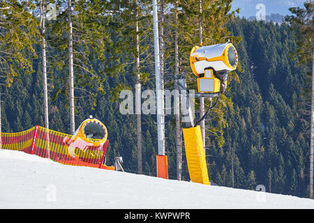 https://l450v.alamy.com/450v/kwpwpr/two-turned-off-yellow-snow-cannons-on-a-piste-at-ski-carousel-winterberg-kwpwpr.jpg