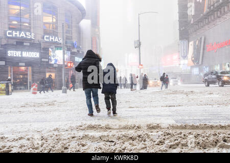 New York, USA. 4th Jan, 2018. Heavy snowfall on Times square in New York City, Thursday January 4 2018; Credit: Nino Marcutti/Alamy Live News Stock Photo