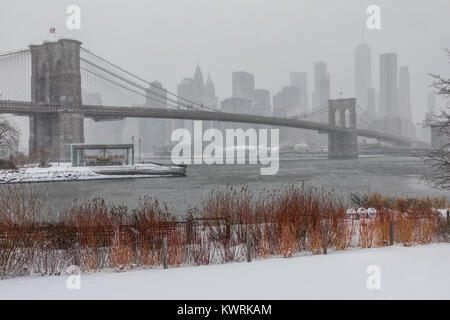 New York, USA. 4th Jan, 2018. Heavy snowfall in New York City, Brooklyn Bridge and background Manhattan Downtown; Dumbo, United States, Thursday 4 2018. Credit: Nino Marcutti/Alamy Live News Stock Photo