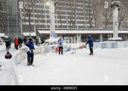 Manhattan, New York, USA. 4th Jan, 2018. Strong blizzard hits Manhattan Island in New York in the United States this Thursday, 04. Credit: Brazil Photo Press/Alamy Live News Stock Photo