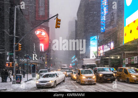 New York, USA. 4th Jan, 2018. Traffic was slow and difficult during a heavy snowstorm which meteorologists called 'bombogenesis' or 'bomb cyclone' that brought record snow, bitter cold and strong winds over New York on January 4, 2018. Credit: Enrique Shore/Alamy Live News Stock Photo