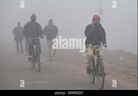 Allahabad, Uttar Pradesh, India. 5th Jan, 2018. Allahabad: People wrapped in warm clothe during a cold and foggy morning in Allahabad on 05-01-2018. Credit: Prabhat Kumar Verma/ZUMA Wire/Alamy Live News Stock Photo