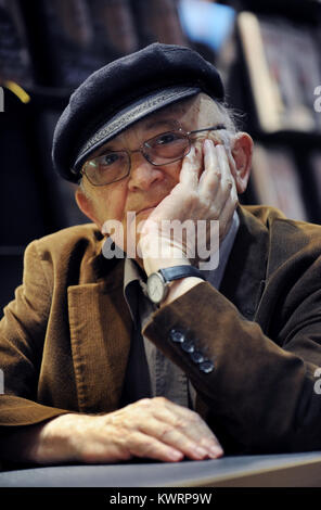 (FILE) - An archive picture, dated 16 October 2008, shows Israeli author Aharon Appelfeld at 60th Frankfurt Book Fair in Frankfurt, Germany.  Appelfeld has died age 85 on 4 January 2018. Photo: Frank May/dpa Stock Photo