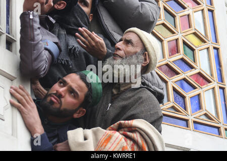 Srinagar, Kashmir. 5th Jan, 2018. Kashmiri Muslim devotees raise hands in prayers as a cleric (not seen in the picture displays a holy relic during Friday following of The annual urs of Hazrat Sheikh Abdul Qadir Jeelani, popularly known as Ghous-ul-Azam, Dastageer Sahib, 11th century saint, was celebrated. ©Sofi Suhail/Alamy Live News Stock Photo