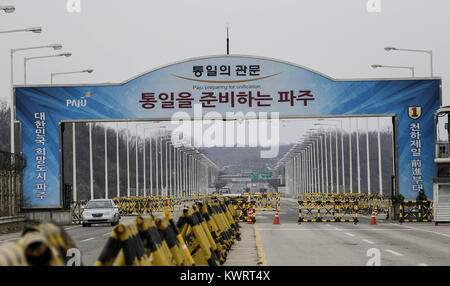 Paju, Gyeonggi, South Korea. 4th Jan, 2018. January 4, 2018-Paju, South Korea-South Korean army soldiers walk on Unification Bridge, which leads to the demilitarized zone, near the border village of Panmunjom in Paju, South Korea. North Korean leader Kim Jong Un reopened a key cross-border communication channel with South Korea for the first time in nearly two years Wednesday as the rivals explored the possibility of sitting down and talking after months of acrimony and fears of war. Credit: Ryu Seung Il/ZUMA Wire/Ģ����ý Live News Stock Photo