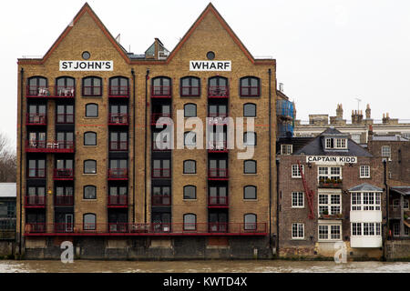 St John's Wharf and the Captain Kidd pub in London, England. The wharf, in the Tower Hamlets district of the city, looks onto the River Thames. Stock Photo