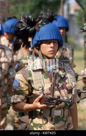 Bersaglieri (Italian Army mechanized infantry ) of the 'Legnano' brigade leaving for the UN peace operation in Somalia, April 1993 Stock Photo