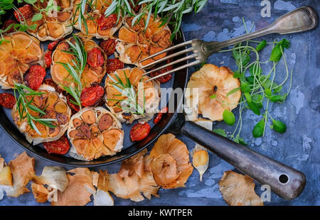 Deliciously pan-roasted garlic and herbs Stock Photo