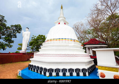 Gokanna Viharaya or Gokarna Rajamaha Vihara is an ancient Buddhist temple located near Fort Fredrick in Trincomalee, Sri Lanka Stock Photo