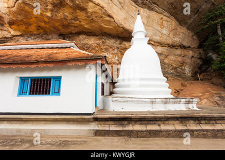 Uda Viharaya and adjacent stupa at the Ridi Viharaya or Silver Temple, Theravada Buddhist temple in Ridigama, Sri Lanka Stock Photo