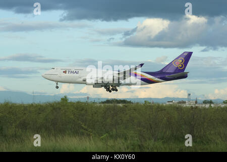 CHIANGMAI , THAILAND- JULY 24 2009: HS-TGK Boeing 747-400 of Thaiairway. Landing to Chiangmai airport from Bangkok Suvarnabhumi. thailand. Stock Photo