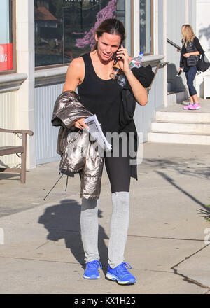 Los Angeles, USA. 05th Jan, 2018. Jennifer Garner leaves her workout in Los Angeles LA. On January 05, 2018 Credit: Gtres Información más Comuniación on line, S.L./Alamy Live News Stock Photo